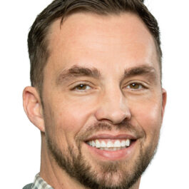 Lee Scott headshot